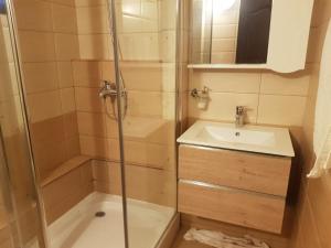 布朗Vila Monica的带淋浴和盥洗盆的浴室