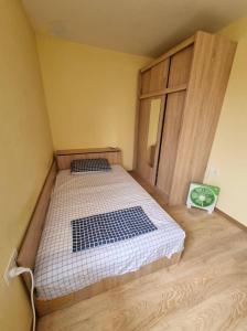 普列文Апартамент Плевен的一间卧室配有一张带木制床头板的床
