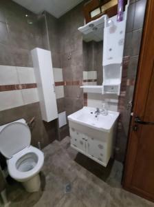 普列文Апартамент Плевен的浴室配有白色卫生间和盥洗盆。