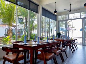 西哈努克海风度假酒店的大型用餐室配有长桌和椅子
