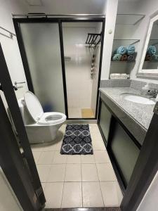 马尼拉MaRoy Suites at Asteria Residences (Near NAIA with free Parking+Fiber Internet)的一间带卫生间和水槽的浴室