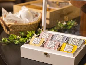 神户神户山乐TOR ROAD 酒店的桌上一盒巧克力和一篮子