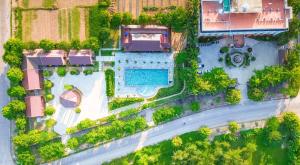 Diễn ChâuĐại Dương - Ocean Hotel的享有大厦空中美景,设有游泳池