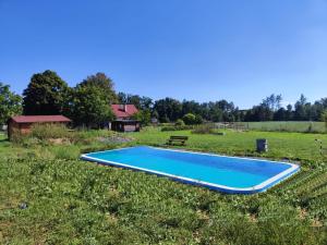 Chotoviny农家旅馆的田野上的大型蓝色游泳池