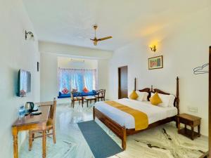 乌代浦Jag Aravali Resort Udaipur- Experience Nature away from city Hustle的一间卧室配有一张特大号床和一张书桌
