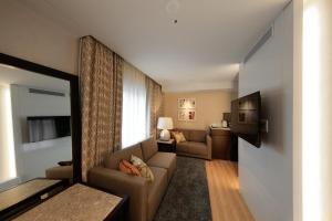首尔首尔明洞索拉利亚西铁酒店的带沙发和电视的客厅