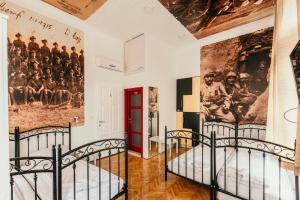 萨拉热窝法兰兹费迪南旅馆的一间设有两张床的客房,墙上挂着一幅画