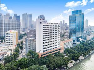 广州广州兰欧国际酒店的享有河流和建筑的城市空中景致