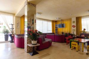 米兰马瑞提那Hotel Singapore的客厅配有紫色家具和桌子