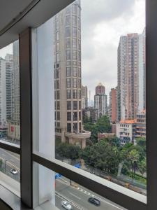 广州宜尚酒店(广州北京路步行街天字码头店)的从窗户可欣赏到城市天际线的景色
