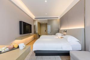 深圳漫时酒店(深圳大学科技园店)的酒店客房设有两张床和一台平面电视。