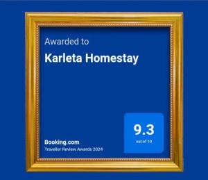 鲁滕Karleta Homestay的金色画框,上面有授予卡塔同质性的词