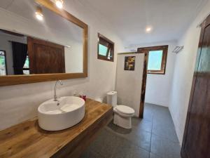 PawenangBale Kebon Rangsot的一间带水槽和卫生间的浴室