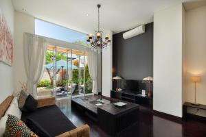 塞米亚克The Seiryu Boutique Bali Villas的客厅配有沙发和桌子