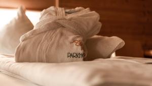 蒂罗尔-基希贝格基希贝格公园酒店的铺在床上的毛巾