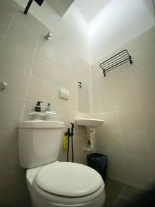 斯里伊斯兰德Abu Fateh Homestay的浴室配有白色卫生间和盥洗盆。