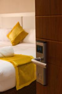 Milestone Hotels客房内的一张或多张床位