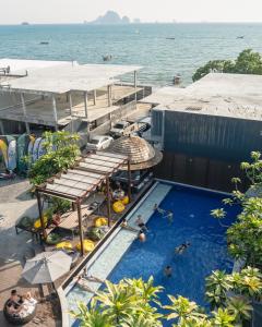 奥南海滩Sea Beach Hostel & Club AoNang Beachfront的游泳池的顶部景色,水面上的人