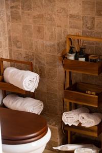 Domeniul Drăgași的一间带卫生间和一些毛巾的浴室