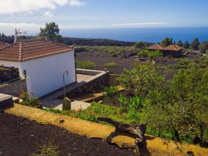 洛斯·亚诺斯·德·阿里丹Casa Pedrito - Cozy House, dreamy Terrace & Sea views的享有花园和大海美景的度假屋