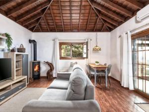 洛斯·亚诺斯·德·阿里丹Casa Pedrito - Cozy House, dreamy Terrace & Sea views的客厅配有沙发和桌子