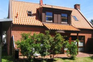 博尔库姆Deetje的一座砖房,有橙色屋顶