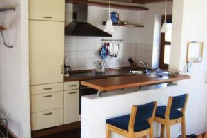 博尔库姆Deetje的厨房配有桌子和两把椅子
