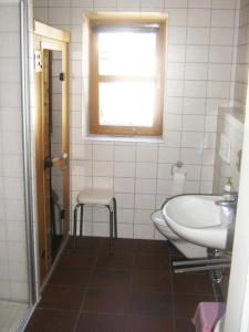 博尔库姆Deetje的一间带水槽和卫生间的浴室以及窗户。
