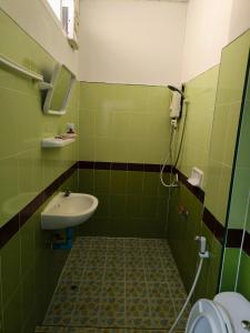 勿洞SB Betong ห้องพักรายวัน的绿色浴室设有水槽和卫生间