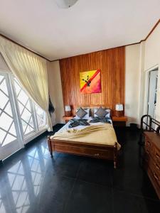 努沃勒埃利耶梅普尔斯旅游度假酒店的一间卧室配有一张壁画床