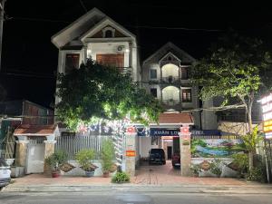 Ban Hin LomNhà nghỉ Xuân Long - Xuan Long gues - Tỉnh Điện Biên的前面有停车位的房子