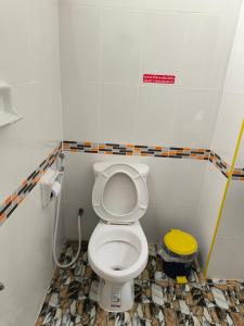 勿洞SB Betong ห้องพักรายวัน的浴室设有卫生间,墙上有标志