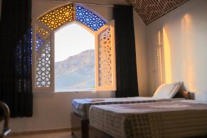 卢克索El Hanna Valley View的客房设有两张床和窗户。