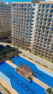 Lapu Lapu CitySaekyung Condominium的享有带两栋大型建筑的游泳池的顶部景致