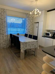 图尔库2 bedroom apartment, Turku的厨房以及带桌椅的用餐室。