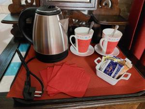 夸尔图丘克里斯蒂娜科尔特旅馆的桌子上带两个咖啡杯的柜台