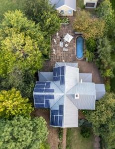 德尔斯特鲁姆The Rose Cottage B&B的屋顶上方设有太阳能电池板的房子的景色