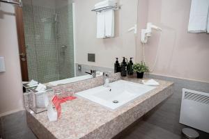 克拉约瓦克拉约瓦华美达酒店的一间带水槽和镜子的浴室