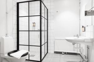 JonseredGibsons Hotell的黑白浴室设有卫生间和水槽