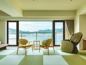 EtajimaEtajimasou Hotel & SPA Hiroshima的海景客厅