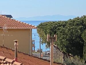 圣温琴佐Il Castelluccio的洋房顶上的十字架,背景是海洋