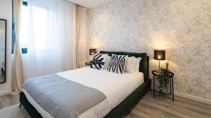 马托西纽什Skyline Lofts by LovelyStay的一间卧室配有一张带白色床单的大床