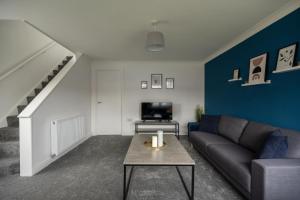 蒂斯河畔斯托克顿Woodham House By Horizon Stays的带沙发和电视的客厅