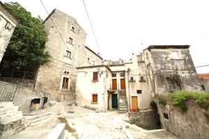 维科德尔加尔加诺Case Vacanza Al Borgo Antico的古石建筑中的一条小巷
