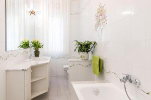 圣巴特罗摩艾美尔Casa delle Zagare的白色的浴室设有卫生间和水槽。