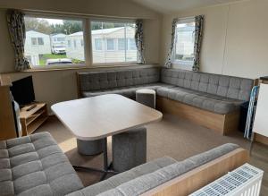 赫尔斯顿Sycamore Caravan的客厅配有沙发和桌子