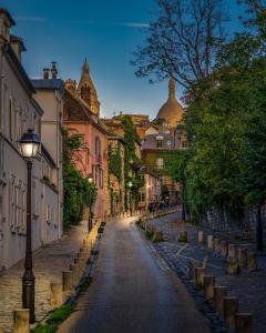 巴黎帕维侬蒙马特尔酒店的城市里一条空的街道,有街灯