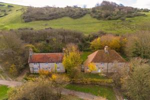 West DeanSkylark Cottage at Seven Sisters的山间旧房子的空中景色