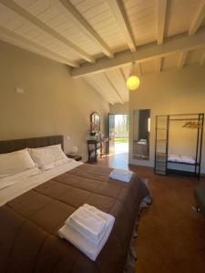 GenazzanoAminta Resort的一间卧室,卧室内配有一张大床