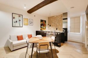 巴黎Pick A Flat's Apartments in Place des Vosges - Rue de Birague的客厅配有桌子和沙发